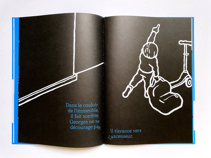 La flaque d'eau bleue