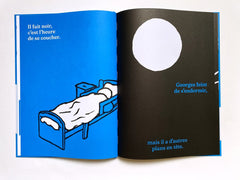 La flaque d'eau bleue