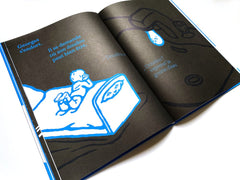 La flaque d'eau bleue