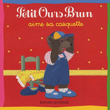 Petit ours brun aime sa casquette