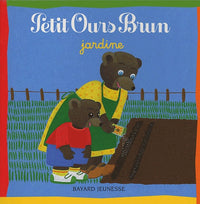 Petit ours brun jardine
