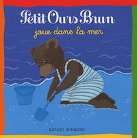 Petit ours brun joue dans la mer