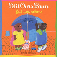 Petit ours brun fait une cabane