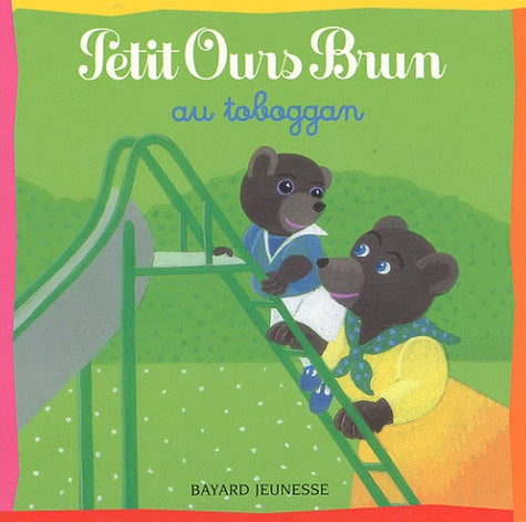 Petit ours brun au toboggan