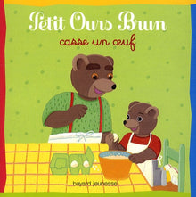Petit ours brun casse un oeuf