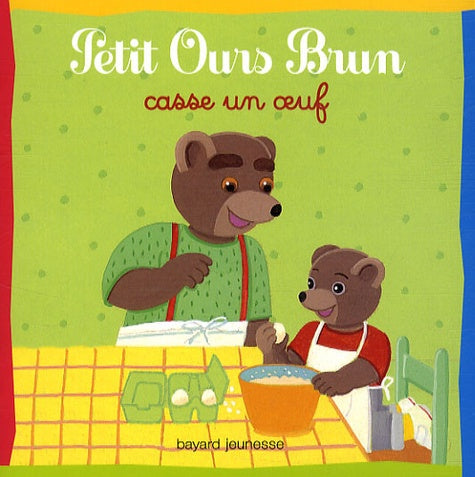 Petit ours brun casse un oeuf
