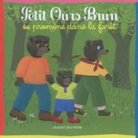 Petit ours brun se promène dans la forêt