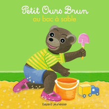 Petit ours brun au bac à sable