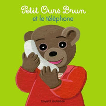 Petit ours brun et le téléphone