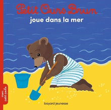 Petit ours brun joue dans la mer