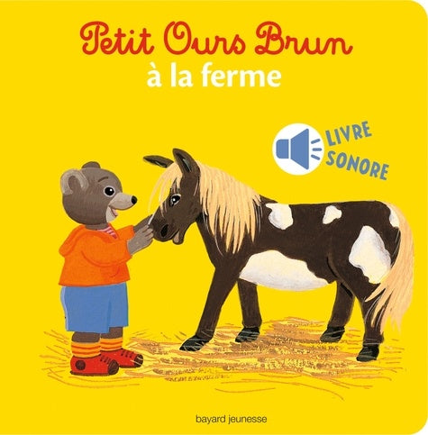 Petit ours brun à la ferme