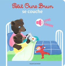 Petit ours brun se couche