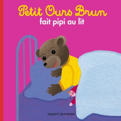 Petit ours brun fait pipi au lit