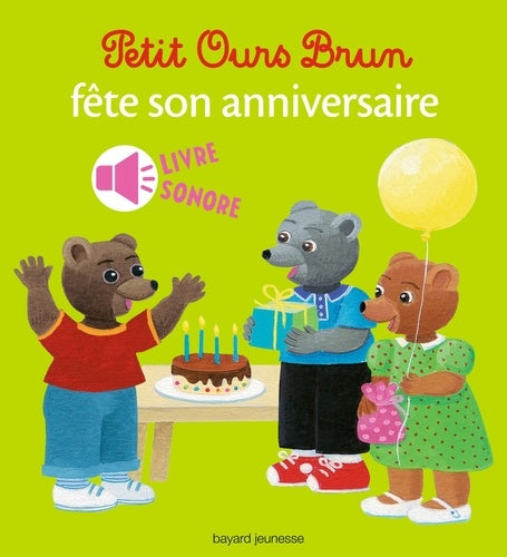Petit ours brun fête son anniversaire