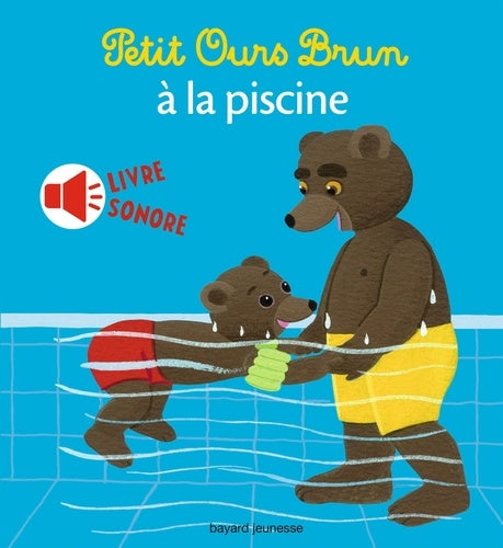Petit ours brun à la piscine