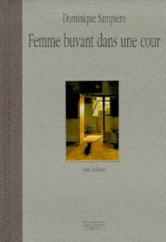 Femme buvant dans une cour