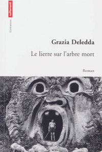 Le lierre sur l'arbre mort