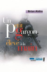 Un petit garçon élevé à la main
