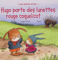 Hugo porte des lunettes rouge coquelicot