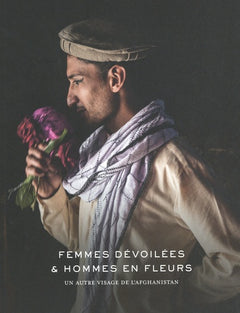 Femmes dévoilées et hommes en fleurs