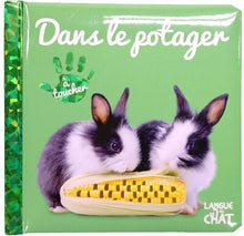 Bébé touche-à-tout - Dans le potager