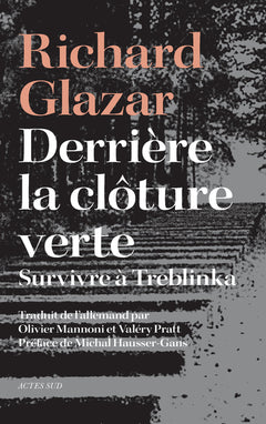 Derrière la clôture verte