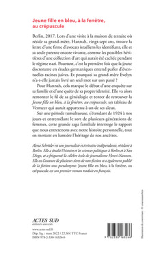 Jeune fille en bleu, à la fenêtre, au crépuscule