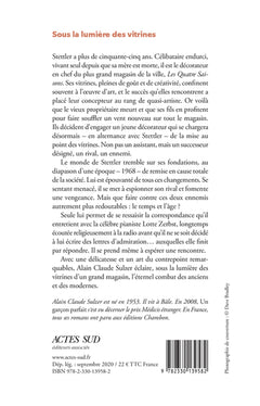 Sous la lumière des vitrines