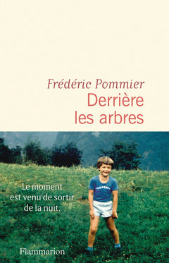 Derrière les arbres