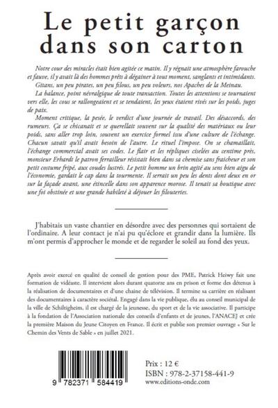 Le petit garçon dans son carton