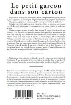 Le petit garçon dans son carton