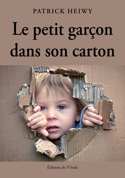 Le petit garçon dans son carton