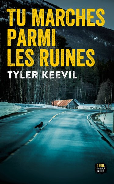 Tu marches parmi les ruines
