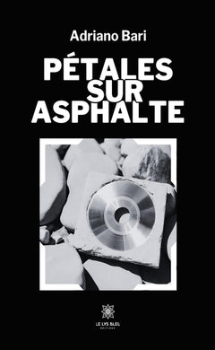 Pétales sur asphalte