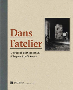 dans l'atelier, l'artiste photographie