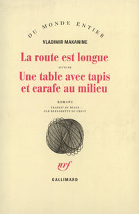 La route est longue / Une table avec tapis et carafe au milieu