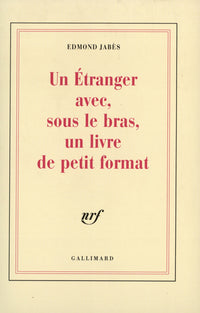 Un étranger avec, sous le bras, un livre de petit format