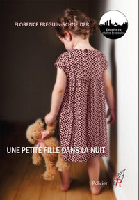 une petite fille dans la nuit