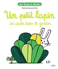 Un petit lapin se cache dans le jardin