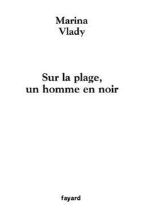 Sur la plage, un homme en noir
