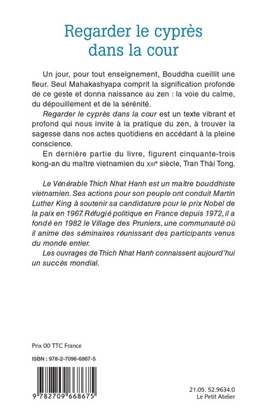 Regarder le cyprès dans la cour