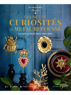 Cabinet de curiosités en métal repoussé - 32 grigris, ex-voto & autres trésors dorés