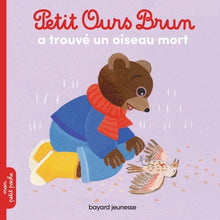 Petit ours brun a trouvé un oiseau mort
