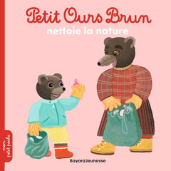 Petit ours brun nettoie la nature