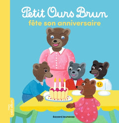 Petit ours brun fête son anniversaire