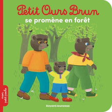 Petit ours brun se promène en forêt