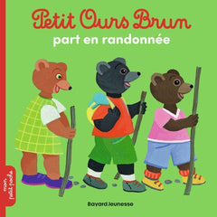 Petit ours brun part en randonnée