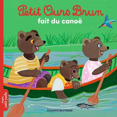 Petit ours brun fait du canoë