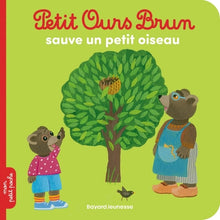 Petit ours brun sauve un petit oiseau