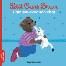 Petit ours brun s'amuse avec son chat